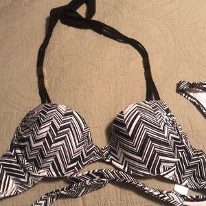 New swim suit top is a large bottoms are medium